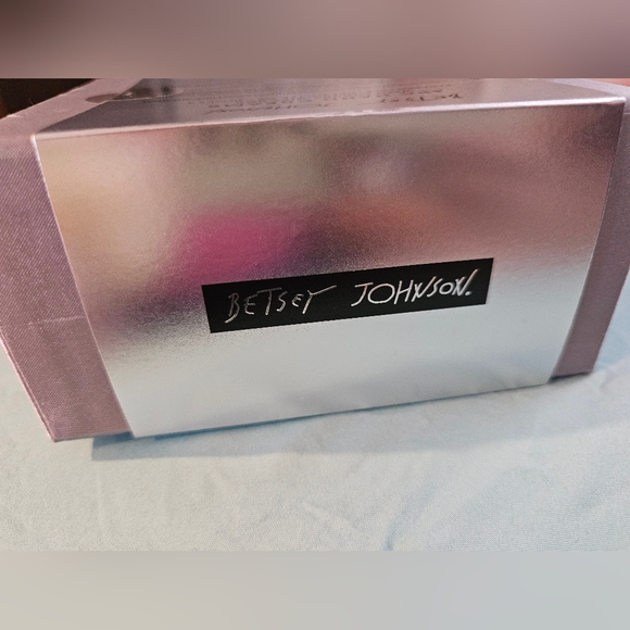 Betsey Johnson handcream set with luxury box. - Picture 3 of 4